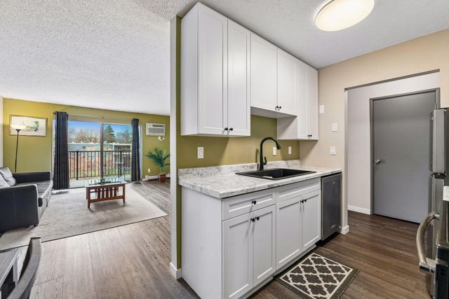4351 Parklawn Avenue 205E, Edina, MN 55435