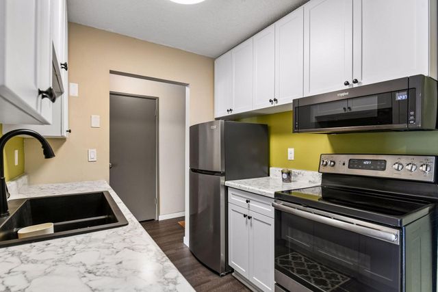 4351 Parklawn Avenue 205E, Edina, MN 55435