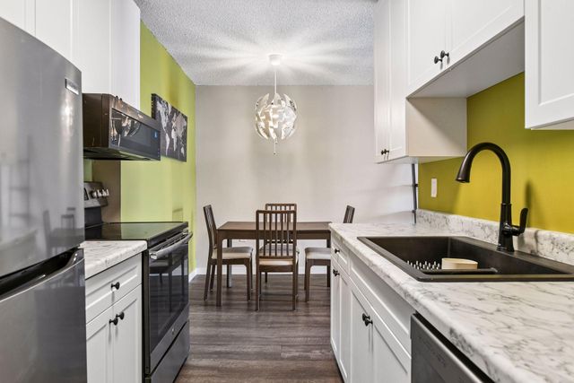 4351 Parklawn Avenue 205E, Edina, MN 55435