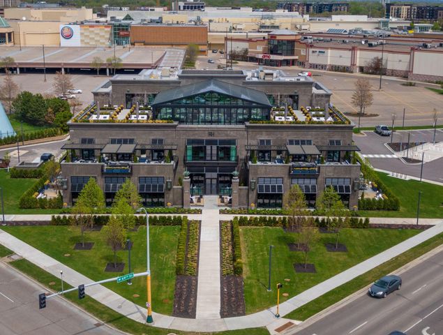 4351 Parklawn Avenue 205E, Edina, MN 55435