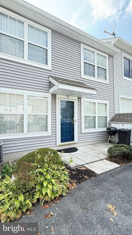 70 COURTYARD DR, Carlisle, PA 17013