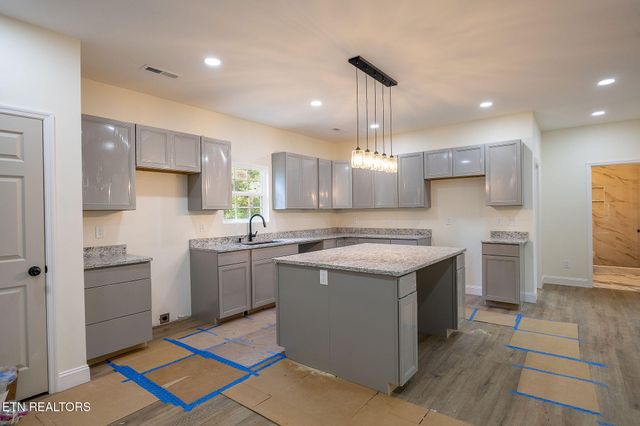3092 Oak Grove Rd, Lenoir City, TN 37771