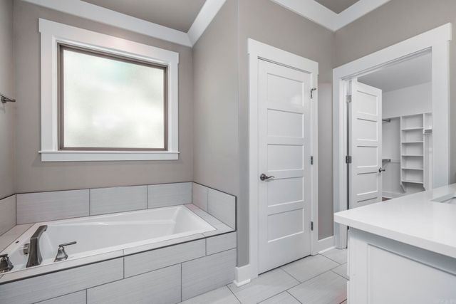 56 Biarritz Way, Hot Springs Village, AR 71909