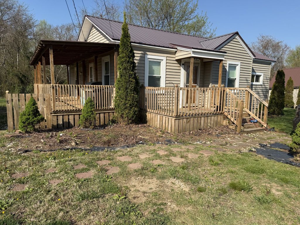 303 W Stewart Ave, Monterey, TN 38574