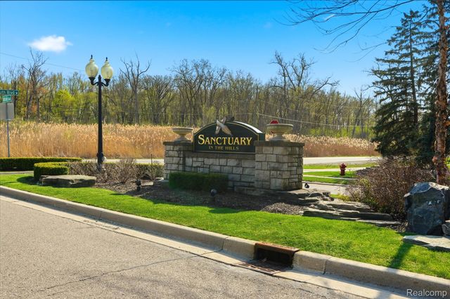 3793 Winding Brook Circle 1, Rochester Hills, MI 48309
