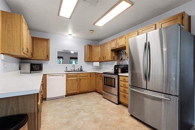 194 Elgin Woods LN, Elgin, TX 78621
