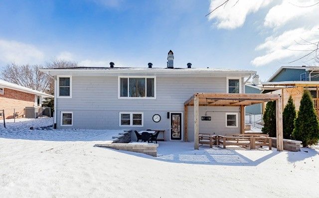 2700 68th Street, Urbandale, IA 50322