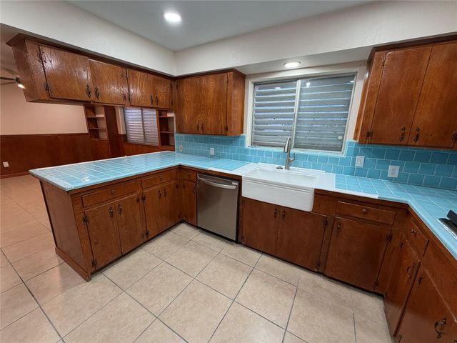 2015 51st Street, Galveston, TX 77551
