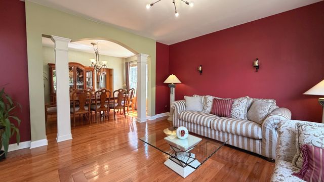 6 Glenview Court, Bolingbrook, IL 60490