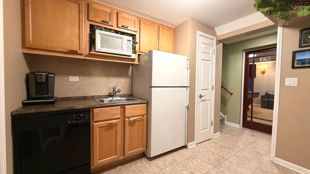 6 Glenview Court, Bolingbrook, IL 60490