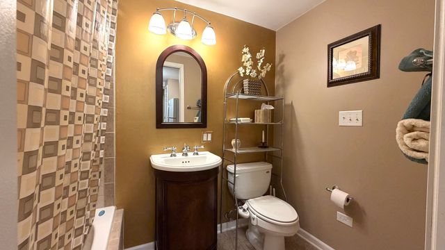6 Glenview Court, Bolingbrook, IL 60490