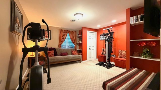 6 Glenview Court, Bolingbrook, IL 60490
