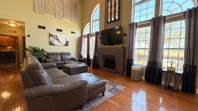 6 Glenview Court, Bolingbrook, IL 60490