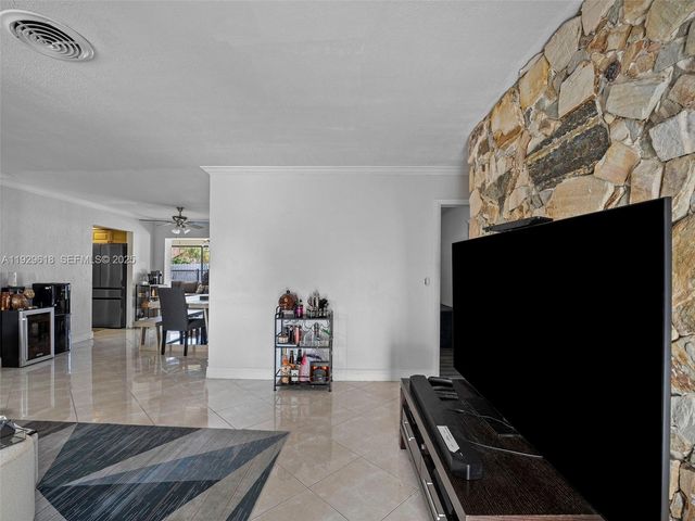 4461 NW 6th St, Plantation, FL 33317