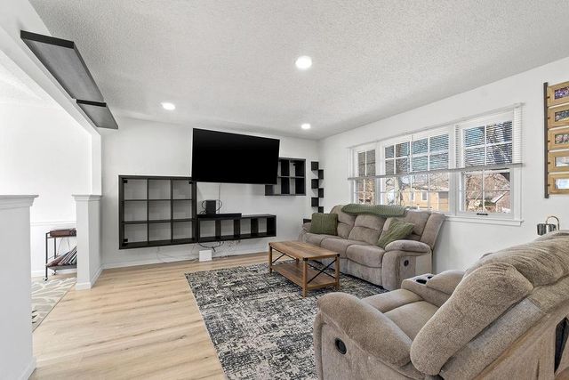 2225 E Taylor Drive, Olathe, KS 66062