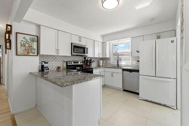 2225 E Taylor Drive, Olathe, KS 66062