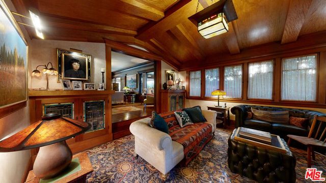 111 S Van Ness Avenue, Los Angeles, CA 90004