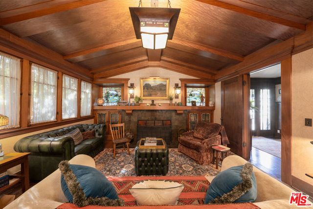 111 S Van Ness Avenue, Los Angeles, CA 90004