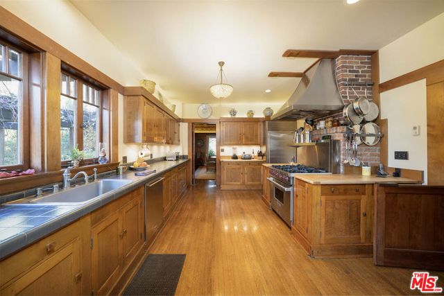 111 S Van Ness Avenue, Los Angeles, CA 90004