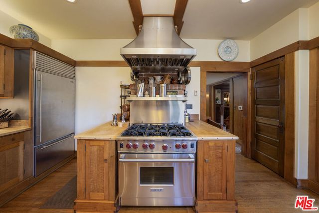 111 S Van Ness Avenue, Los Angeles, CA 90004