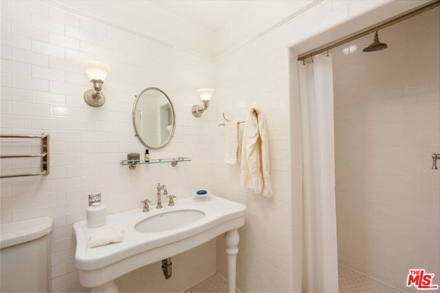 111 S Van Ness Avenue, Los Angeles, CA 90004