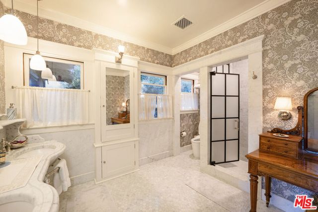 111 S Van Ness Avenue, Los Angeles, CA 90004