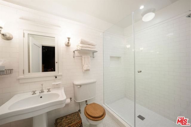 111 S Van Ness Avenue, Los Angeles, CA 90004