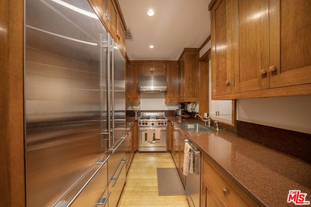 111 S Van Ness Avenue, Los Angeles, CA 90004