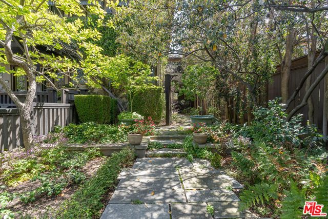 111 S Van Ness Avenue, Los Angeles, CA 90004