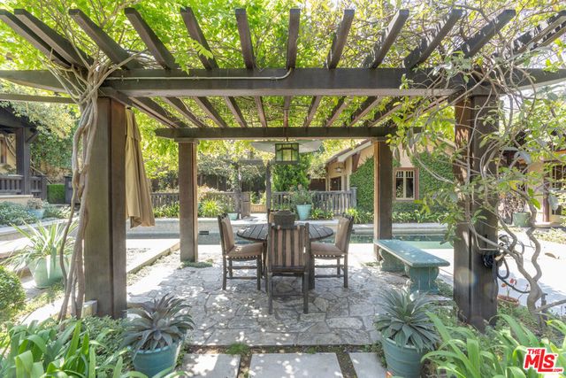 111 S Van Ness Avenue, Los Angeles, CA 90004