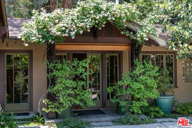 111 S Van Ness Avenue, Los Angeles, CA 90004