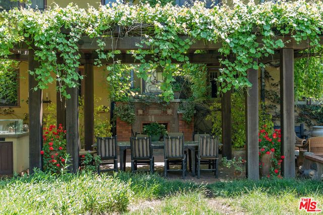 111 S Van Ness Avenue, Los Angeles, CA 90004