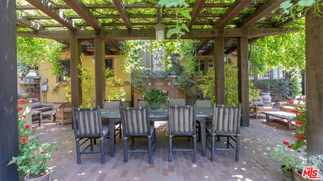 111 S Van Ness Avenue, Los Angeles, CA 90004