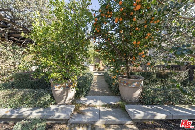 111 S Van Ness Avenue, Los Angeles, CA 90004