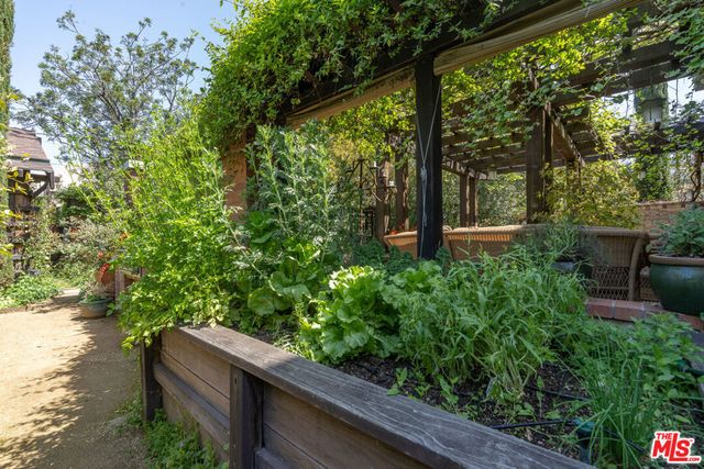 111 S Van Ness Avenue, Los Angeles, CA 90004