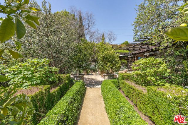 111 S Van Ness Avenue, Los Angeles, CA 90004