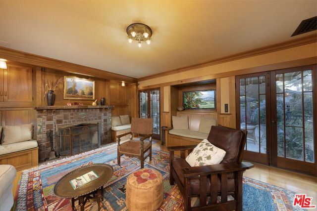 111 S Van Ness Avenue, Los Angeles, CA 90004