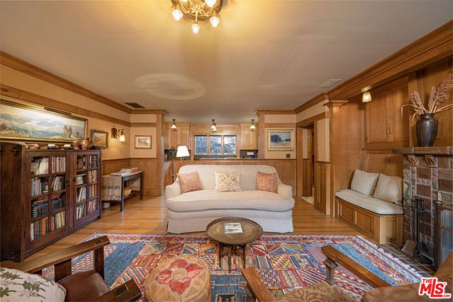 111 S Van Ness Avenue, Los Angeles, CA 90004