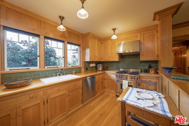 111 S Van Ness Avenue, Los Angeles, CA 90004