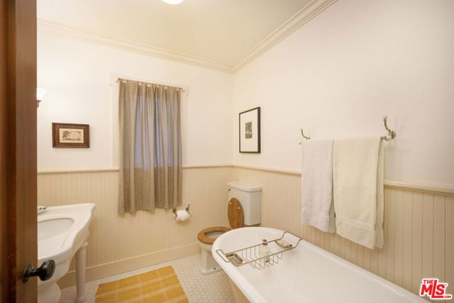 111 S Van Ness Avenue, Los Angeles, CA 90004