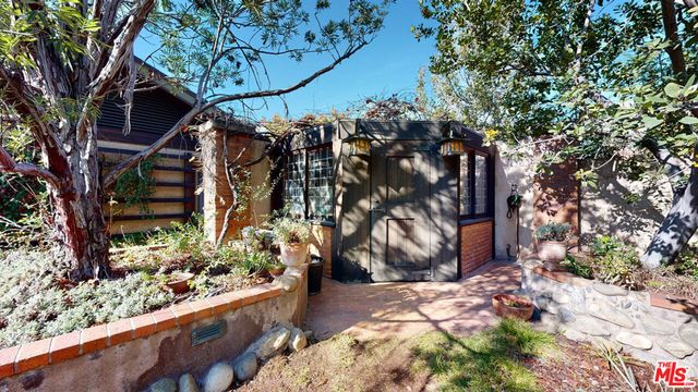 111 S Van Ness Avenue, Los Angeles, CA 90004