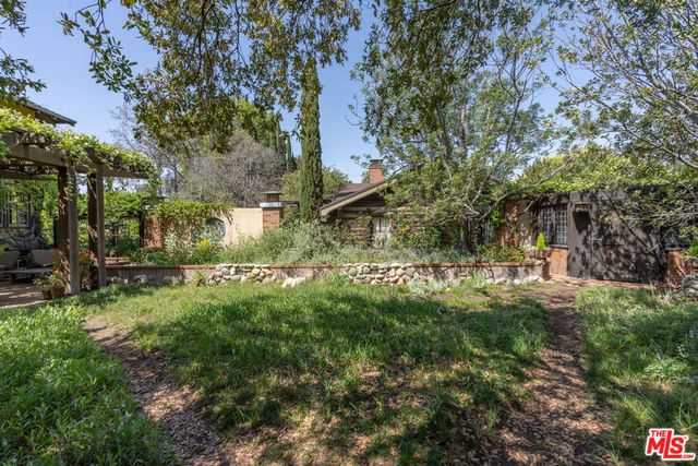 111 S Van Ness Avenue, Los Angeles, CA 90004