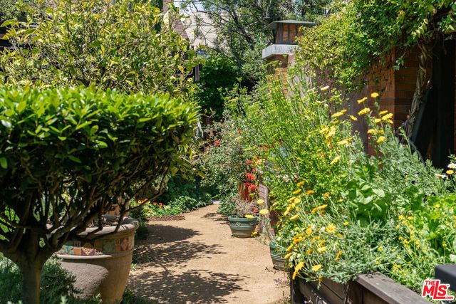 111 S Van Ness Avenue, Los Angeles, CA 90004