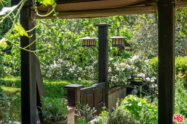 111 S Van Ness Avenue, Los Angeles, CA 90004