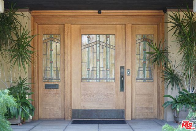 111 S Van Ness Avenue, Los Angeles, CA 90004