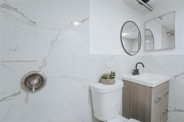 2041 NW 81st Ave 427, Pembroke Pines, FL 33024