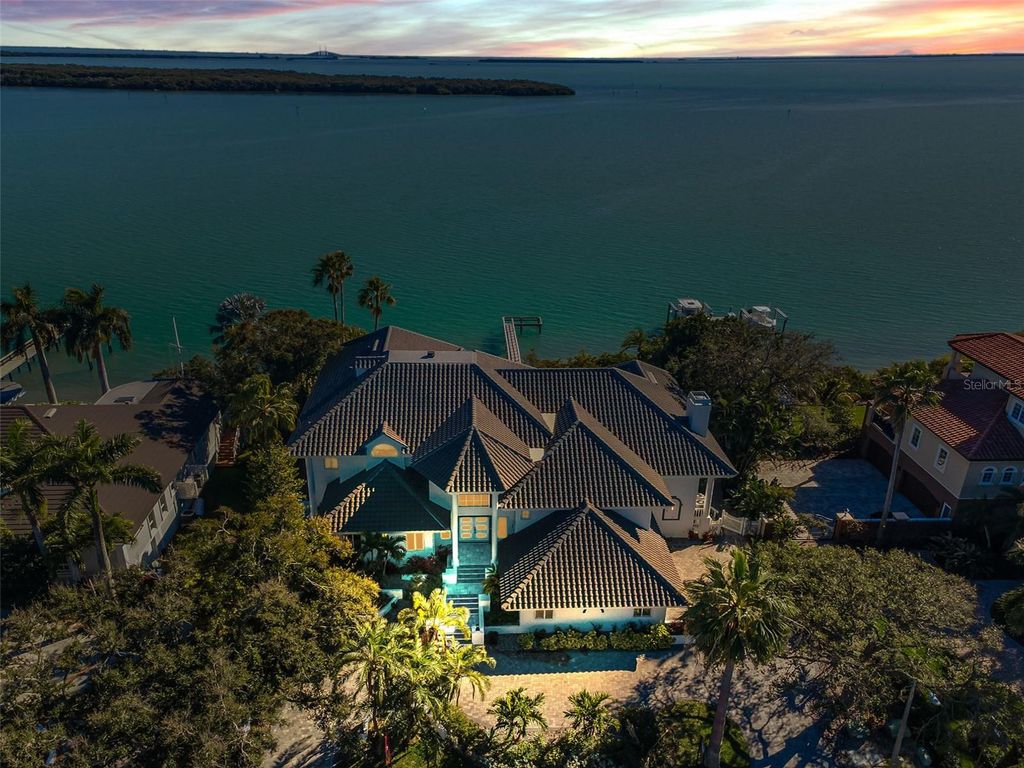 Image 4 of property listing at 5212 62ND AVENUE S, St Petersburg, FL 33715