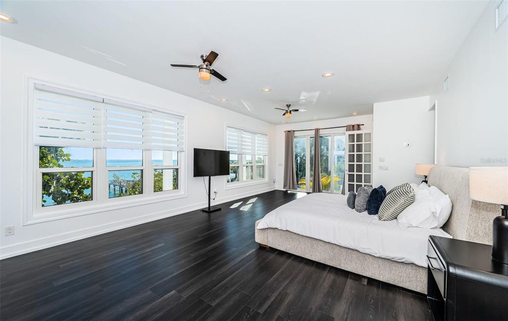 Image 31 of property listing at 5212 62ND AVENUE S, St Petersburg, FL 33715