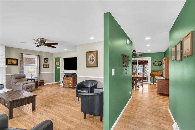 606 S JEFFERSON Street, Mahomet, IL 61853