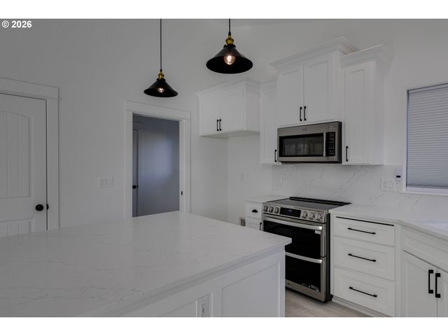 612 N 6TH St, Carlton, OR 97111